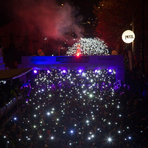 Saintélyon - Course mythique entre la nuit, le froid, le verglas, une vraie course libre qui rassemble. Le départ de SaintéLyon rempli de lampes frontales.